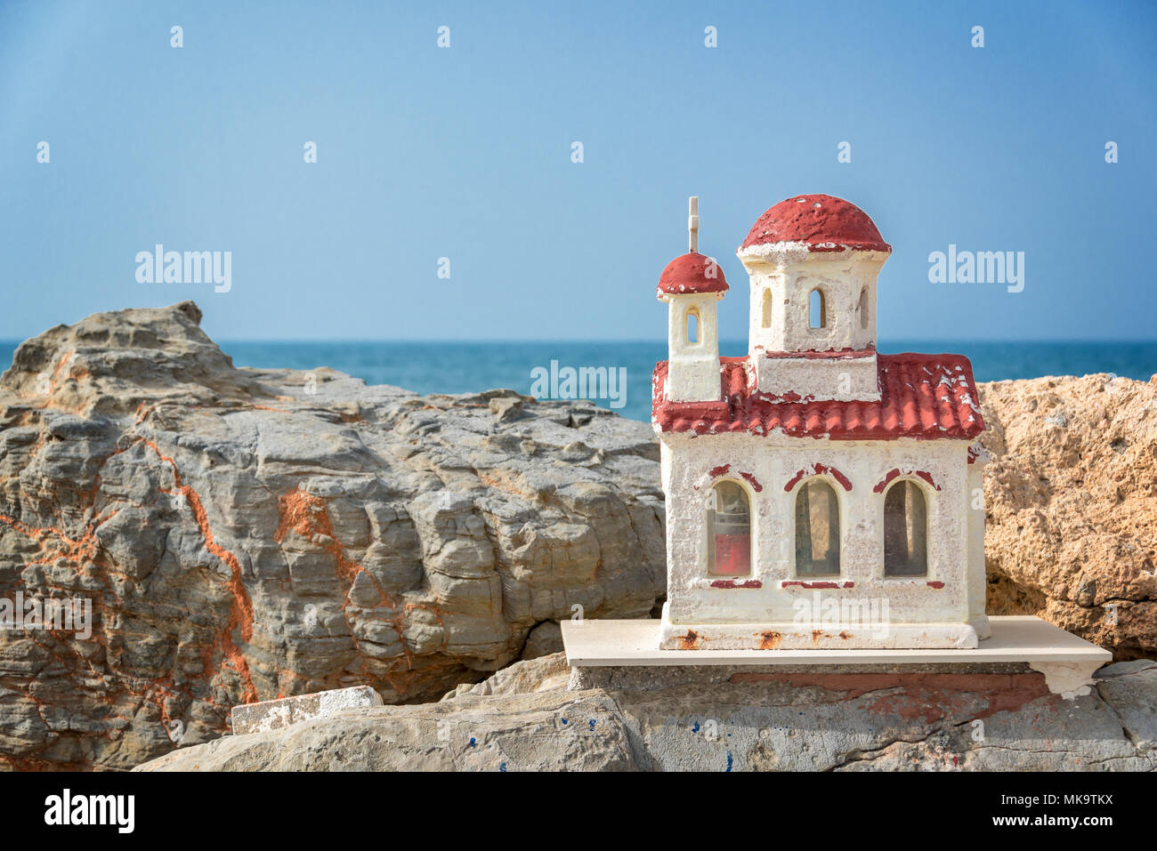 Chapelle Orthodoxe grecque miniature par la mer près de Chania en Crète, Grèce Banque D'Images