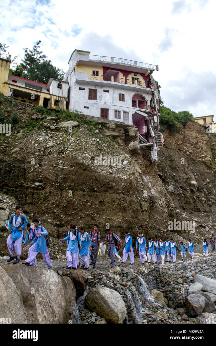 Les enfants de l'école à pied à la maison de l'école ci-dessous le site d'un glissement de terrain dans la ville de Narkota, Uttarakhand, 2013. Banque D'Images
