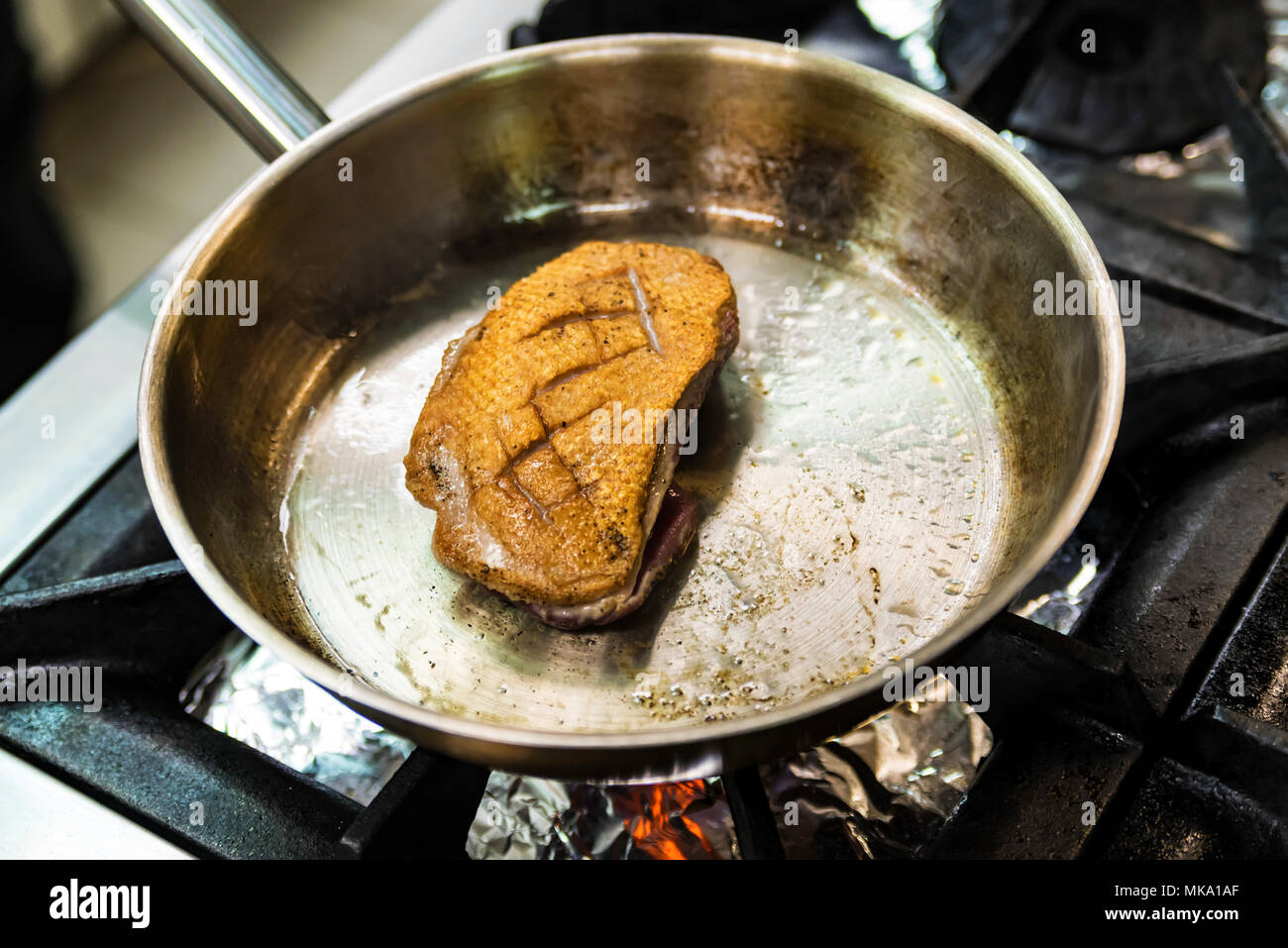 Steak de poisson dans la poêle de fer fermer Banque D'Images