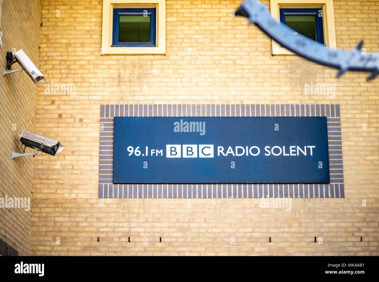 Panneau noir en dehors de la BBC Radio Sud studio Solent le long de la route dans la région de Havelock la ville de Southampton, Hampshire, England, UK Banque D'Images