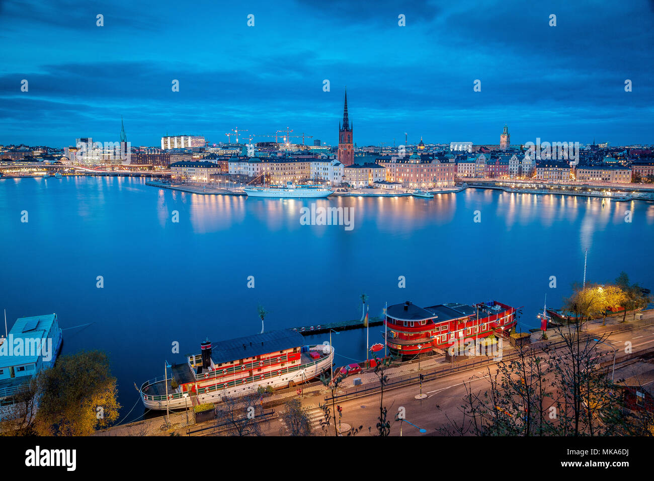 Vue panoramique sur le centre-ville de Stockholm célèbre avec Riddarholmen historique à Gamla Stan la vieille ville au cours de l'heure bleue au crépuscule, Södermalm, central Banque D'Images