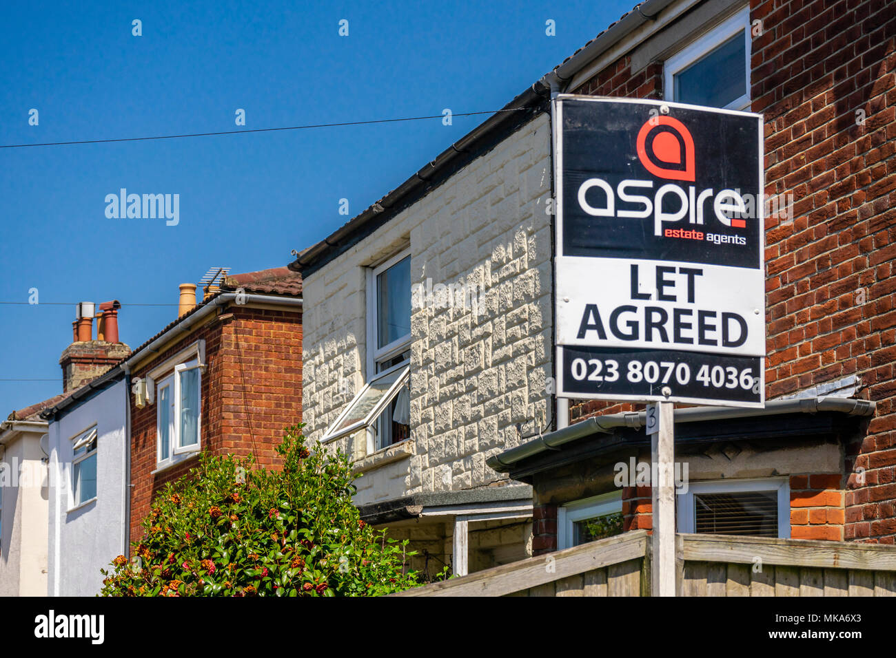 Je signe convenu à l'extérieur d'une rangée de maisons dans une rue résidentielle, marché de location concept, England, UK Banque D'Images