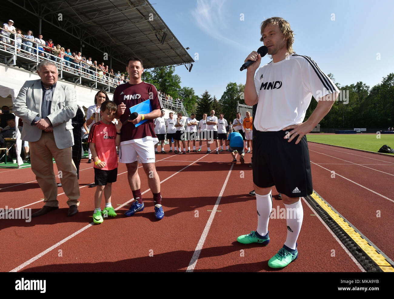 Hodonin, République tchèque. Le 05 mai, 2018. Ancien joueur de football Tchèque Pavel Nedved prend la parole lors du match FK avantages Hodonin vs deuxième placé équipe de l'Euro de football 1996 avant 100 ans de football à Hodonin Hodonin, République tchèque, le 5 mai 2018. Credit : Dalibor Gluck/CTK Photo/Alamy Live News Banque D'Images