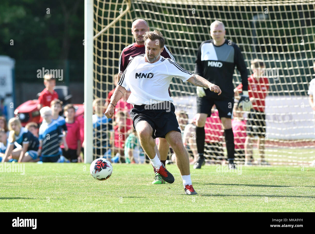 Hodonin, République tchèque. Le 05 mai, 2018. Ancien joueur de football tchèque Karel Poborsky, centre, en action pendant le match FK avantages Hodonin vs deuxième placé équipe de l'Euro de football 1996 avant 100 ans de football à Hodonin Hodonin, République tchèque, le 5 mai 2018. Credit : Dalibor Gluck/CTK Photo/Alamy Live News Banque D'Images