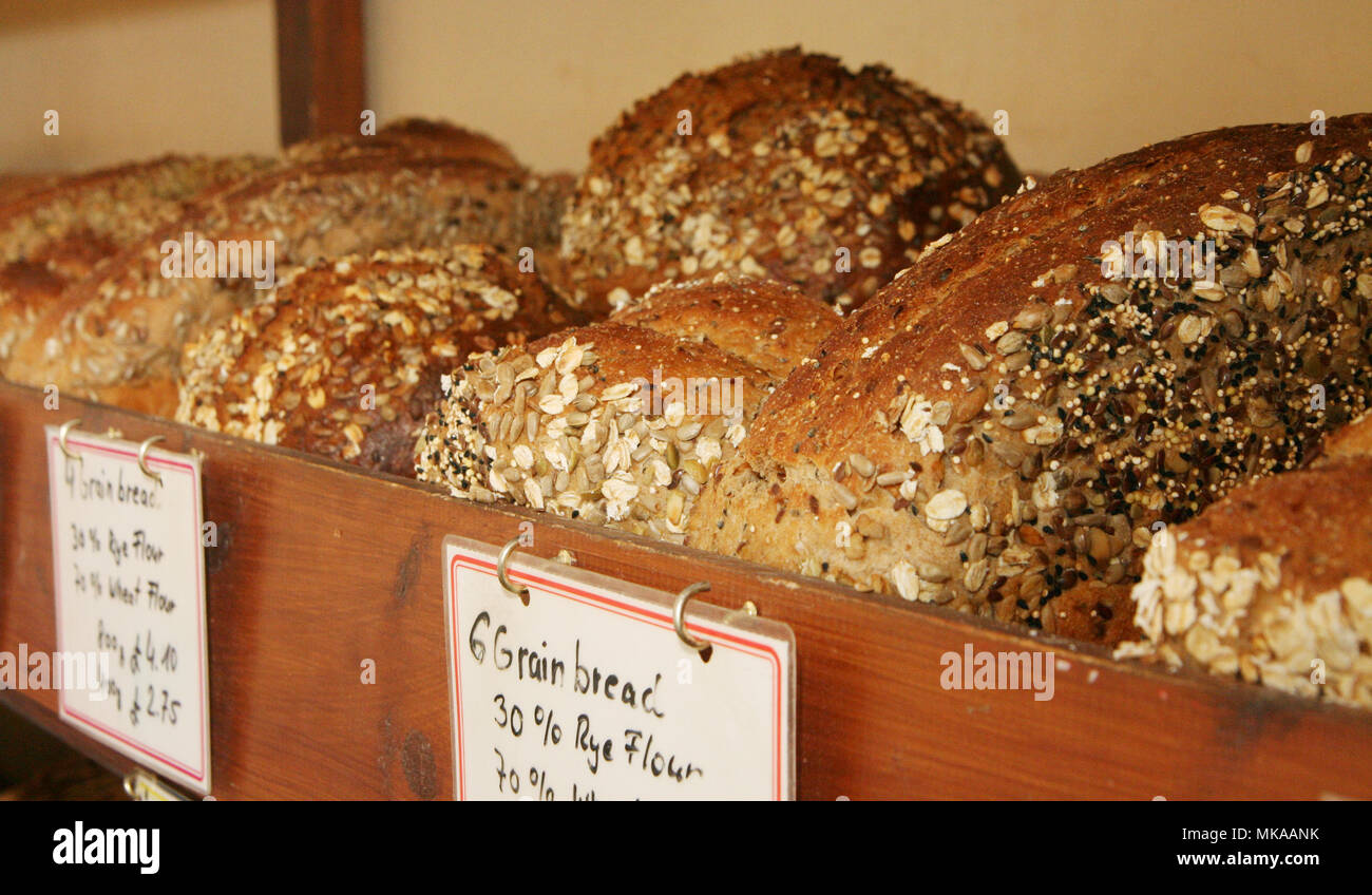 18 septembre 2017, Grande Bretagne, Londres : Six-pain de céréales à la vente à un fournil à Petersham. Photo : Sabine Schereck/dpa Banque D'Images
