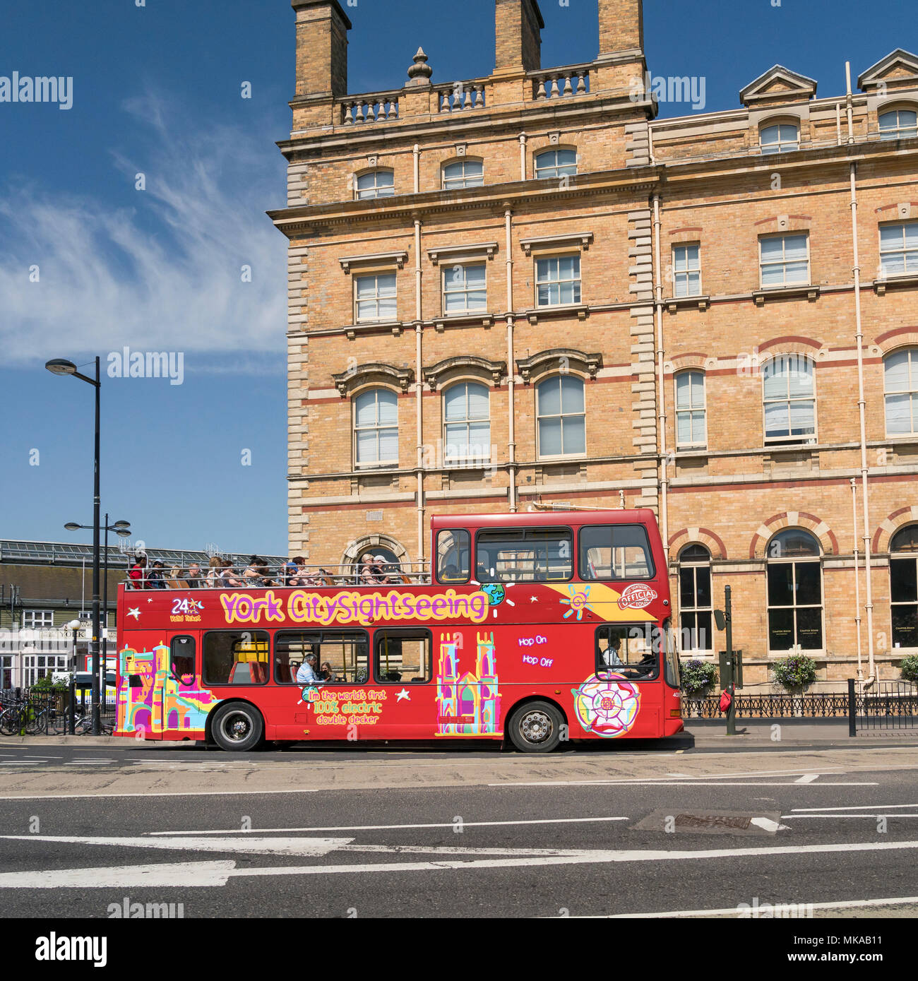 York, Angleterre, 7e, Mai, 2018, Rouge ouvrir surmontée Electric double decker bus garés à l'Hôtel de gare dans le centre-ville de York. Crédit : John Potter/Alamy Live News Banque D'Images