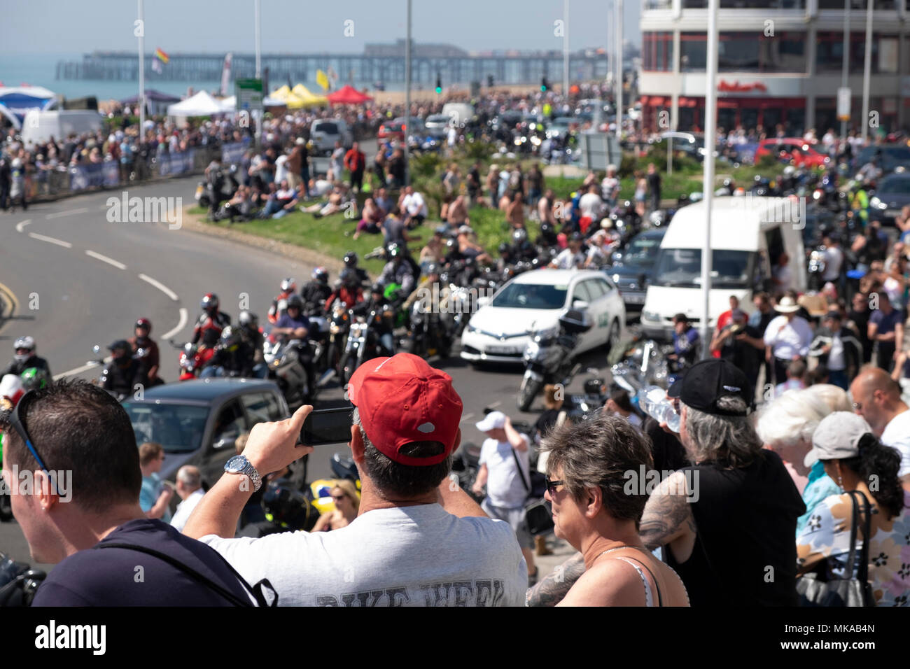 Des milliers de personnes et les motos se rassemblent à la 40e année de 1066 vélo course de la journée, peut à Hastings, East Sussex, UK Banque D'Images