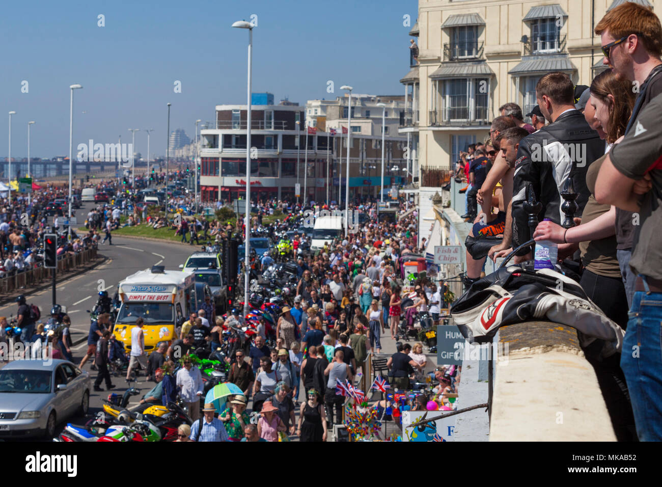 Des milliers de personnes et les motos se rassemblent à la 40e année de 1066 vélo course de la journée, peut à Hastings, East Sussex, UK Banque D'Images