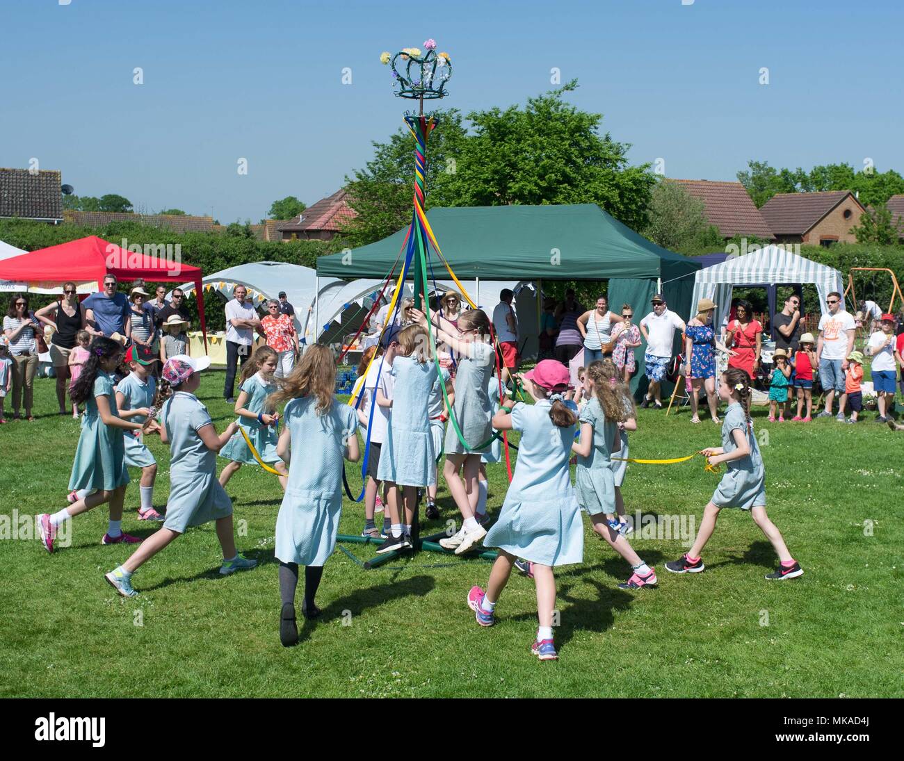 Ascot, UK - les enfants de l'école peut danser autour de la pôle à Sunninghill, Ascot juste mai Crédit : Andrew Spiers/Alamy Live News Banque D'Images