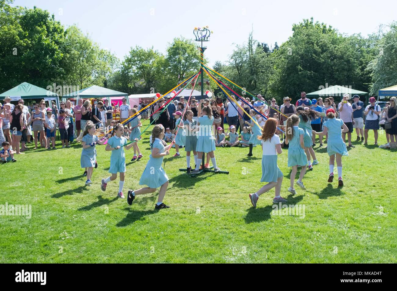 Ascot, UK - les enfants de l'école peut danser autour de la pôle à Sunninghill, Ascot juste mai Crédit : Andrew Spiers/Alamy Live News Banque D'Images
