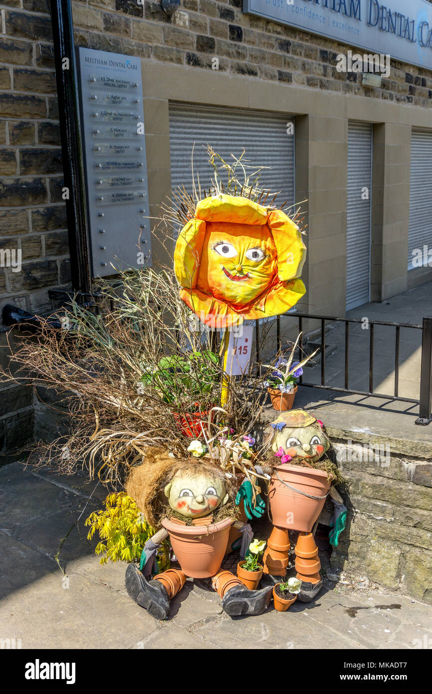 Flowerpot men à l'épouvantail épouvantail Meltham festival, Meltham, Huddersfield UK. 7 mai 2018. Scarecrows affiche au festival d'épouvantails 2018 Meltham. Carl Dickinson/Alamy Live News Banque D'Images