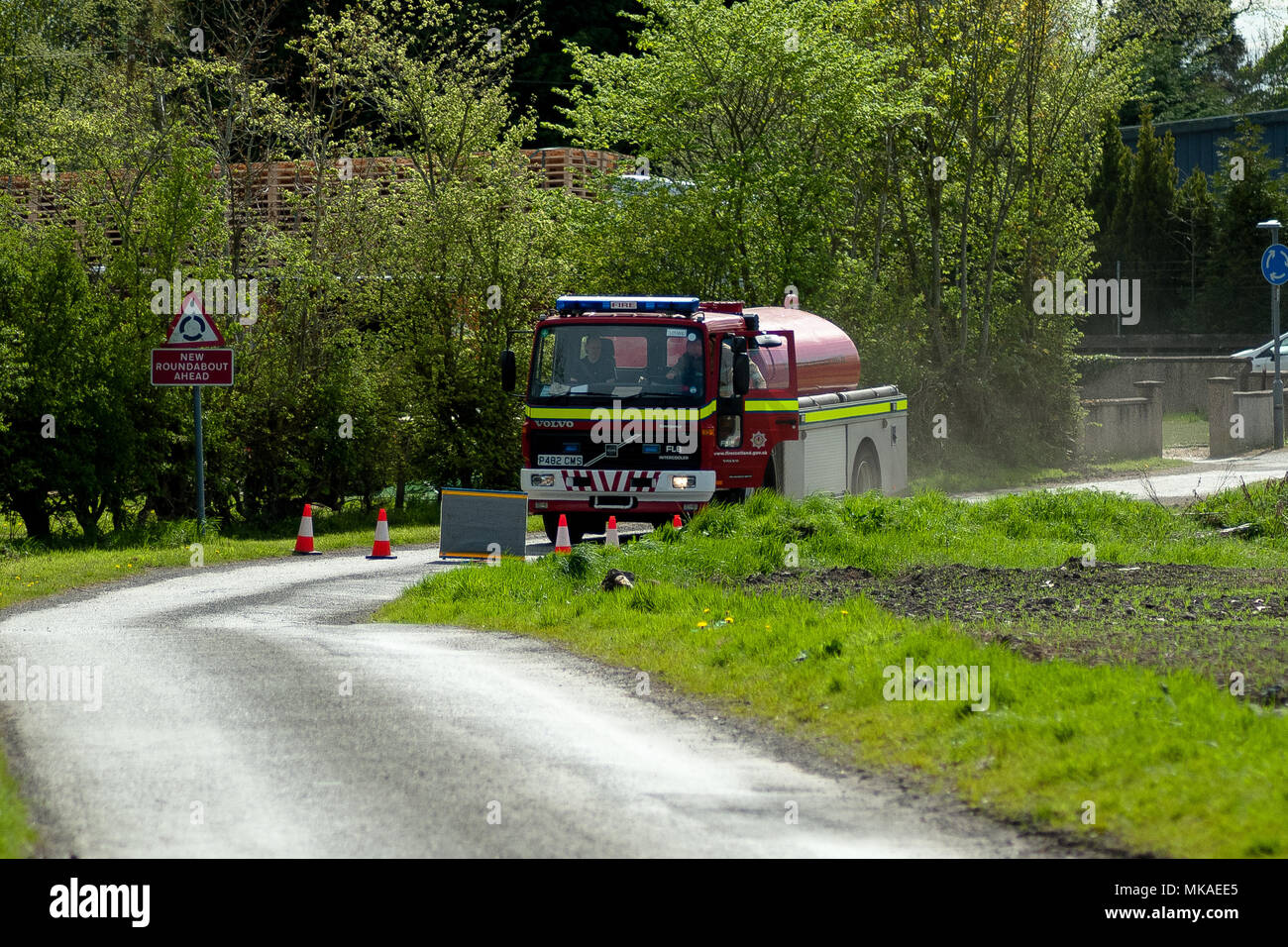 Airth en Ecosse, Royaume-Uni. 7 mai, 2018. Camion d'approvisionnement de l'eau apportant plus d'eau pour contribuer à la lutte contre l'incendie. Les pompiers ont été appelé pour faire face à un incendie dans l'Airth, Falkirk. 3 camions et 5 à 8 pompiers présents sur scène. La police a la route jusqu'à qu'elle est fermée. Credit : SOPA/Alamy Images Limited Live News Banque D'Images