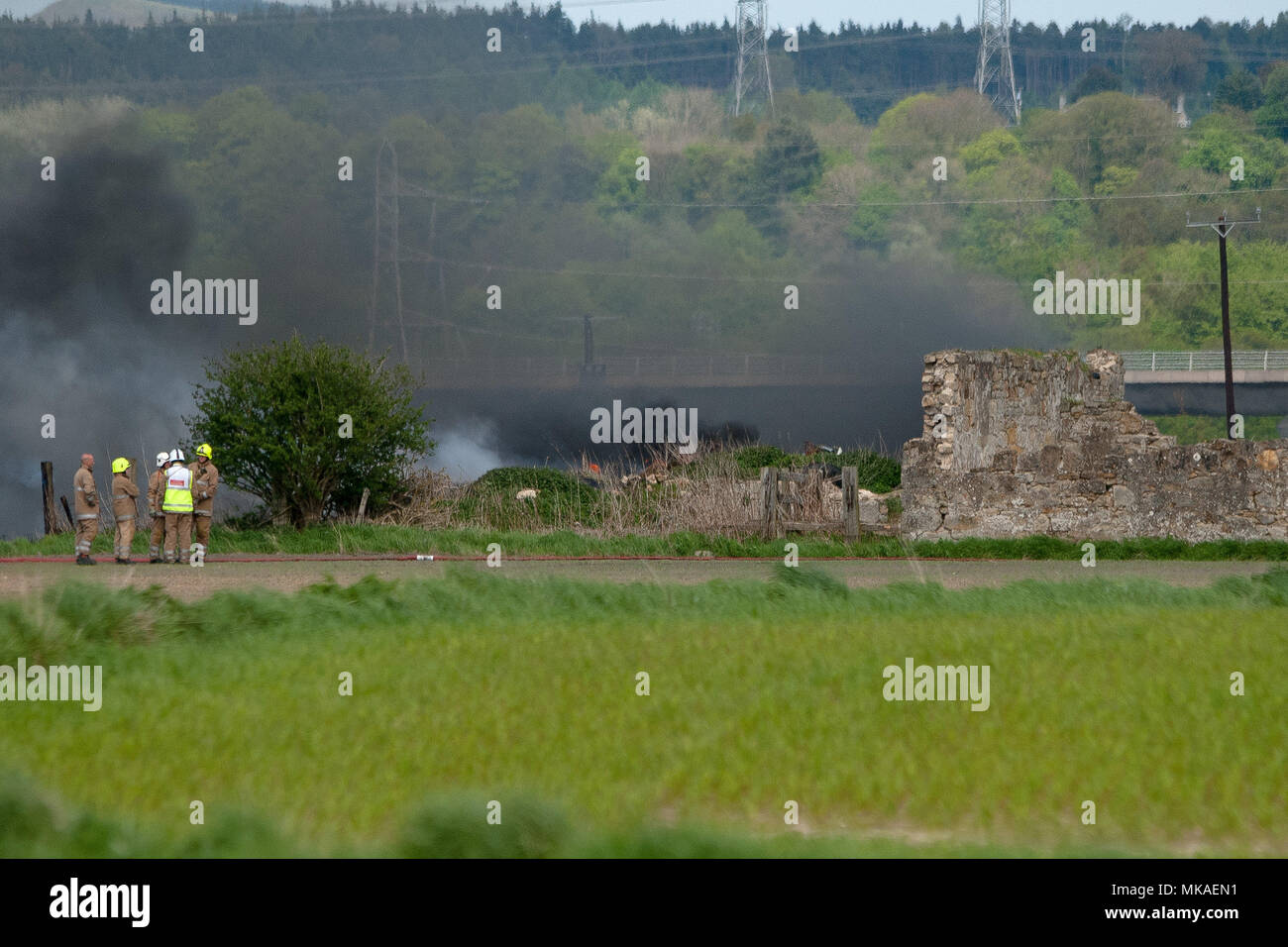 Airth, Falkik, UK. 7 mai, 2018. Les pompiers ont été appelé pour faire face à un incendie dans l'Airth, Falkirk. 3 camions et 5 à 8 pompiers présents sur scène. La police a la route jusqu'à qu'elle est fermée. Crédit : Stewart Kirby/SOPA Images/ZUMA/Alamy Fil Live News Banque D'Images