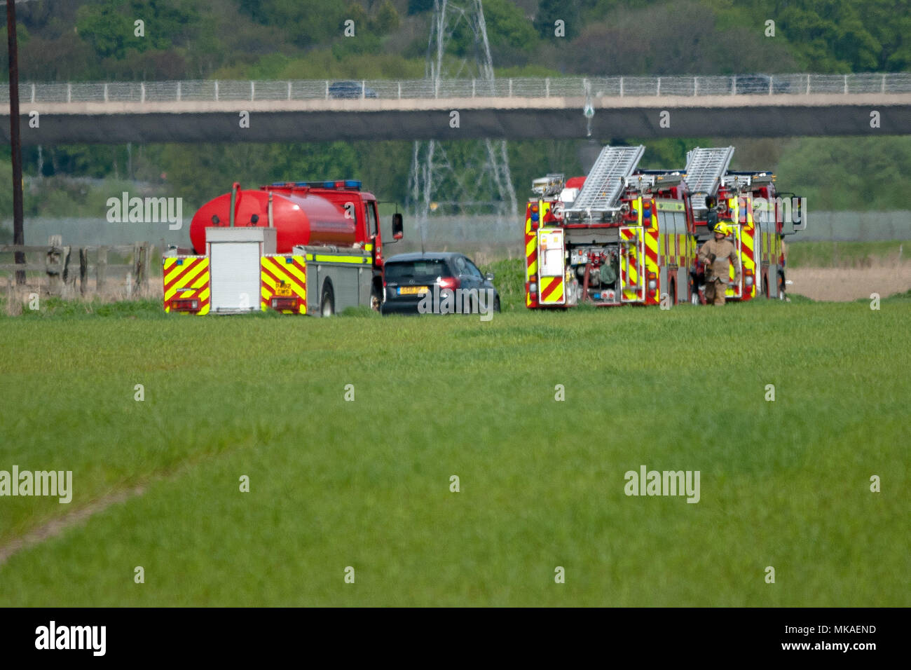 Airth, Falkik, UK. 7 mai, 2018. Les camions incendie vu sur la scène. Les pompiers ont été appelé pour faire face à un incendie dans l'Airth, Falkirk. 3 camions et 5 à 8 pompiers présents sur scène. La police a la route jusqu'à qu'elle est fermée. Crédit : Stewart Kirby/SOPA Images/ZUMA/Alamy Fil Live News Banque D'Images