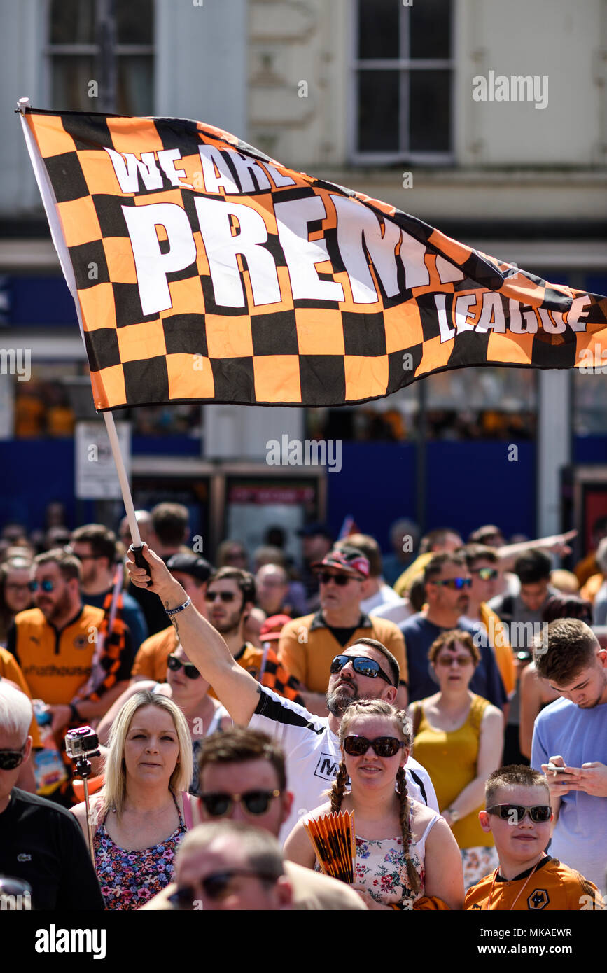 Wolverhampton, UK.07th mai 2018 : Wolverhampton Wanderers FC Revue de la victoire autour du centre-ville se terminant à West Park. Des milliers de fans dans les rues pour célébrer leur titre de la ligue du championnat et la promotion en Premiership la saison prochaine. Crédit : Ian Francis/Alamy Live News Banque D'Images