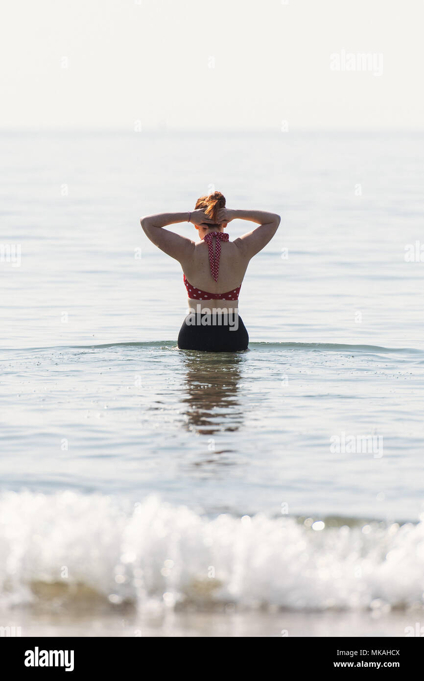 Tenby, Pays de Galles. 7 mai 2018. Météo France : une femme prend un bain dans la mer. Cette maison de banque est défini de briser des records de températures au Royaume-Uni. © Photo credit : Thomas Polly Polly Thomas/Alamy Live News Banque D'Images