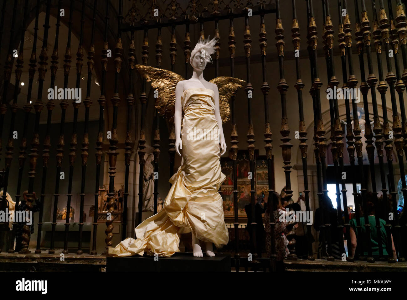 New York, NY, USA. 7 mai, 2018. "Corps célestes : mode et l'Imagination catholique" a ouvert ses portes au Metropolitan Museum of Art, New York, New York le 7 mai avec des créations par certains des plus grands créateurs de mode du 20ème et 21ème siècles. Le travail s'affiche dans la cité médiévale du musée galeries dans le bâtiment principal du met sur la Fifth Avenue et la 82e rue et au cloître, la direction générale du musée consacré à l'art médiéval et l'architecture de Fort Tryon Park. (Photo : Terese Loeb Kreuzer/Alamy Live News) Banque D'Images