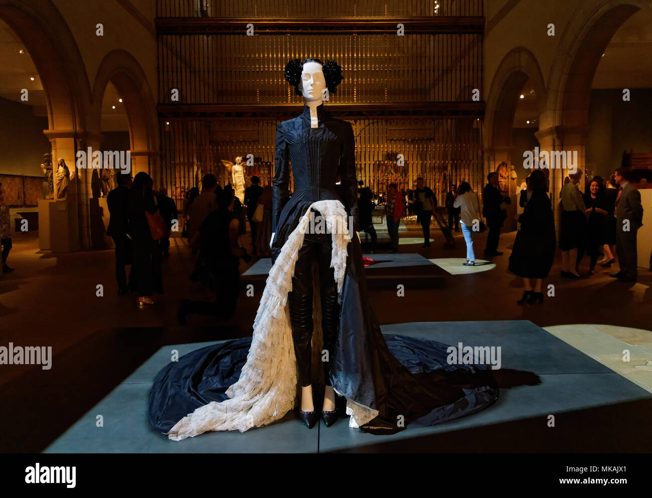 New York, NY, USA. 7 mai, 2018. "Corps célestes : mode et l'Imagination catholique" a ouvert ses portes au Metropolitan Museum of Art, New York, New York le 7 mai avec des créations par certains des plus grands créateurs de mode du 20ème et 21ème siècles. Le travail s'affiche dans la cité médiévale du musée galeries dans le bâtiment principal du met sur la Fifth Avenue et la 82e rue et au cloître, la direction générale du musée consacré à l'art médiéval et l'architecture de Fort Tryon Park. Cette robe a été dessinée par Alexander McQueen pour la maison de Givenchy. (Photo : Terese Loeb Kreuzer/Alamy Live News Banque D'Images