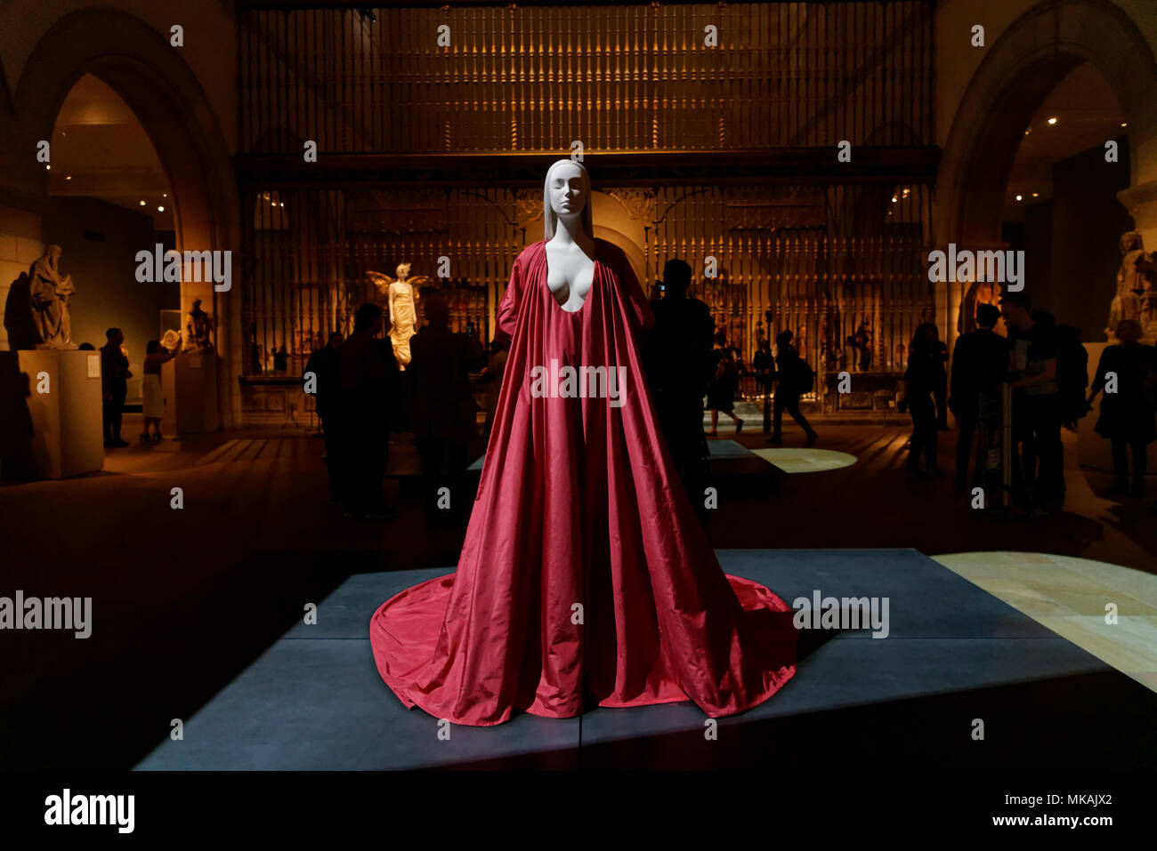 New York, NY, USA. 7 mai, 2018. "Corps célestes : mode et l'Imagination catholique" a ouvert ses portes au Metropolitan Museum of Art, New York, New York le 7 mai avec des créations par certains des plus grands créateurs de mode du 20ème et 21ème siècles. Le travail s'affiche dans la cité médiévale du musée galeries dans le bâtiment principal du met sur la Fifth Avenue et la 82e rue et au cloître, la direction générale du musée consacré à l'art médiéval et l'architecture de Fort Tryon Park. Cette robe de taffetas de soie rouge était par Pierpaolo Piccioli pour Valentino. (Photo : Terese Loeb Kreuzer/Alamy Live News) Banque D'Images