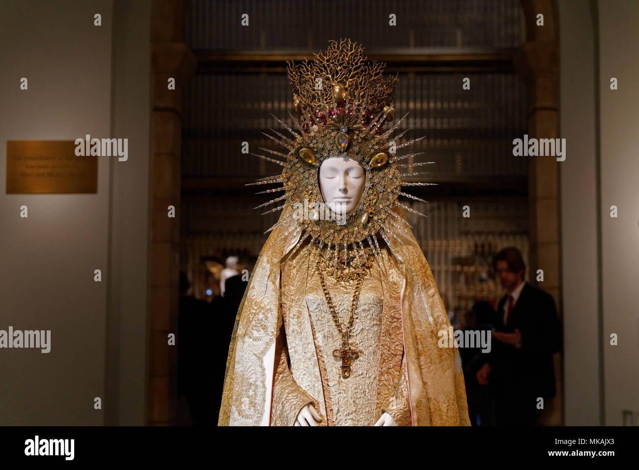 New York, NY, USA. 7 mai, 2018. "Corps célestes : mode et l'Imagination catholique" a ouvert ses portes au Metropolitan Museum of Art, New York, NY le 7 mai avec des créations par certains des plus grands créateurs de mode du 20ème et 21ème siècles. Le travail s'affiche dans la cité médiévale du musée galeries dans le bâtiment principal du met sur la Cinquième Avenue et à la cloître, la direction générale du musée consacré à l'art médiéval et l'architecture de Fort Tryon Park. Cette robe était conçu pour une statue de la Vierge Marie par Yves Saint Laurent avec une coiffure par Goossens. (Photo : Terese Loeb Kreuzer/Alamy Live News Banque D'Images