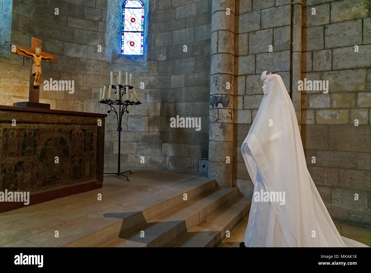 New York, NY, USA. 7 mai, 2018. "Corps célestes : mode et l'Imagination catholique" a ouvert ses portes au Metropolitan Museum of Art, New York, New York le 7 mai avec des créations par certains des plus grands créateurs de mode du 20ème et 21ème siècles. Le travail s'affiche dans la cité médiévale du musée galeries dans le bâtiment principal du met sur la Cinquième Avenue et à la cloître, la direction générale du musée consacré à l'art médiéval dans Fort Tryon Park. Cette robe de mariage a été conçu par Marc Bohan pour la maison Dior. Il est en exposition dans le Cloître' Langon Chapelle. (© Terese Loeb Kreuzer/Alamy Live News) Banque D'Images
