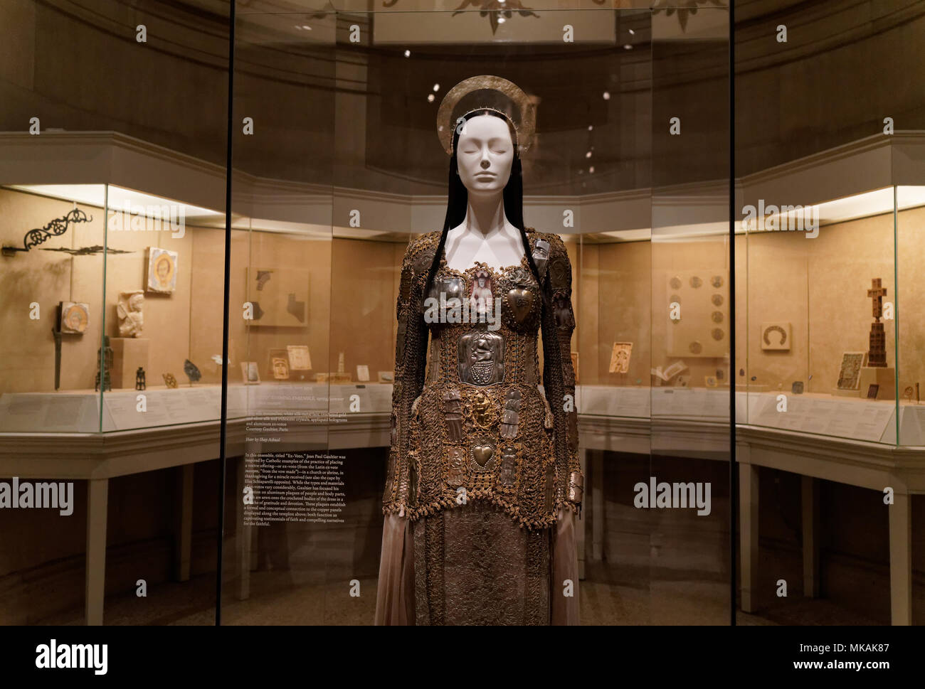 New York, NY, USA. 7 mai, 2018. "Corps célestes : mode et l'Imagination catholique" a ouvert ses portes au Metropolitan Museum of Art, New York, New York le 7 mai avec des créations par certains des plus grands créateurs de mode du 20ème et 21ème siècles. Le travail s'affiche dans la cité médiévale du musée galeries dans le bâtiment principal du met sur la Fifth Avenue et la 82e rue et au cloître, la direction générale du musée consacré à l'art médiéval et l'architecture de Fort Tryon Park.(Photo : Terese Loeb Kreuzer/Alamy Live News) Banque D'Images