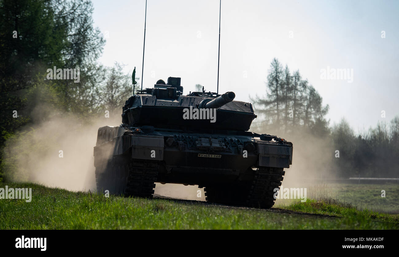 19 avril 2018, l'Allemagne, de Munster : un réservoir du modèle Leopard 2 A7 disques durs sur les terrains d'entraînement de l'armée allemande. Photo : Philipp Schulze/dpa Banque D'Images