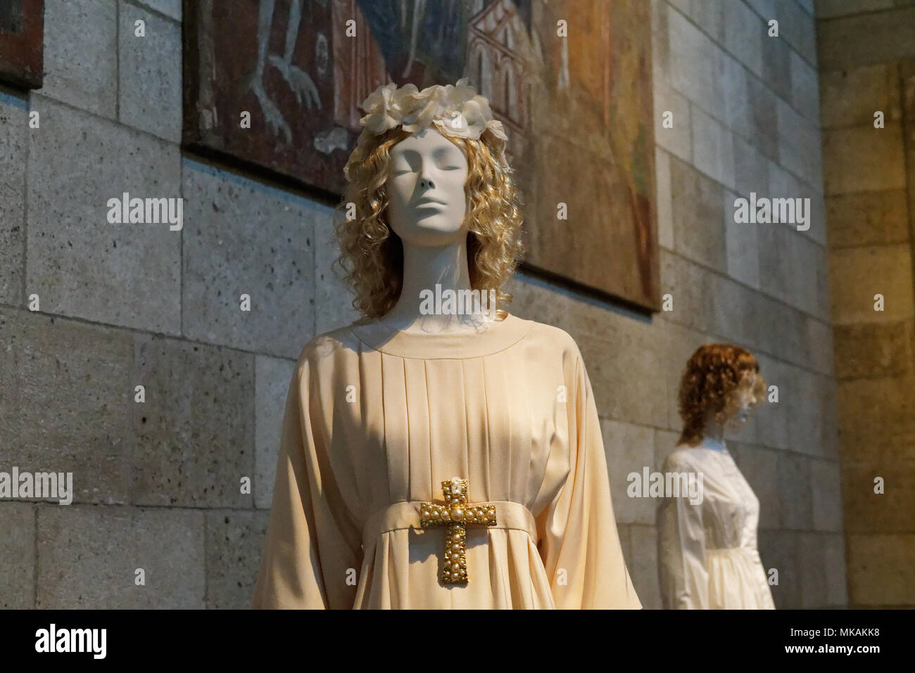 New York, NY, USA. 7 mai, 2018. "Corps célestes : mode et l'Imagination catholique" a ouvert ses portes au Metropolitan Museum of Art, New York, New York le 7 mai avec des créations par certains des plus grands créateurs de mode du 20ème et 21ème siècles. Le travail s'affiche dans la cité médiévale du musée galeries dans le bâtiment principal du met sur la Cinquième Avenue et à la cloître, la direction générale du musée consacré à l'art médiéval et l'architecture de Fort Tryon Park. Cette robe a été conçu par A.F. Vandevorst inspiré des robes de baptême. (Photo : Terese Loeb Kreuzer/Alamy Live News) Banque D'Images