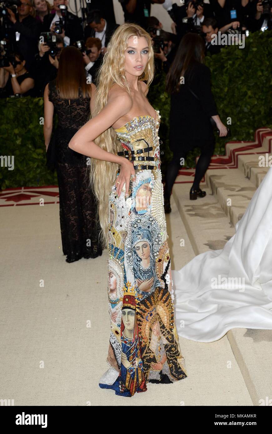 New York, NY, USA. 7 mai, 2018. Stella Maxwell aux arrivées de corps célestes : mode et l'Imagination catholique rencontré Costume Institute Gala bénéfice annuel - Partie 3, Metropolitan Museum of Art, New York, NY Le 7 mai 2018. Credit : Kristin Callahan/Everett Collection/Alamy Live News Banque D'Images