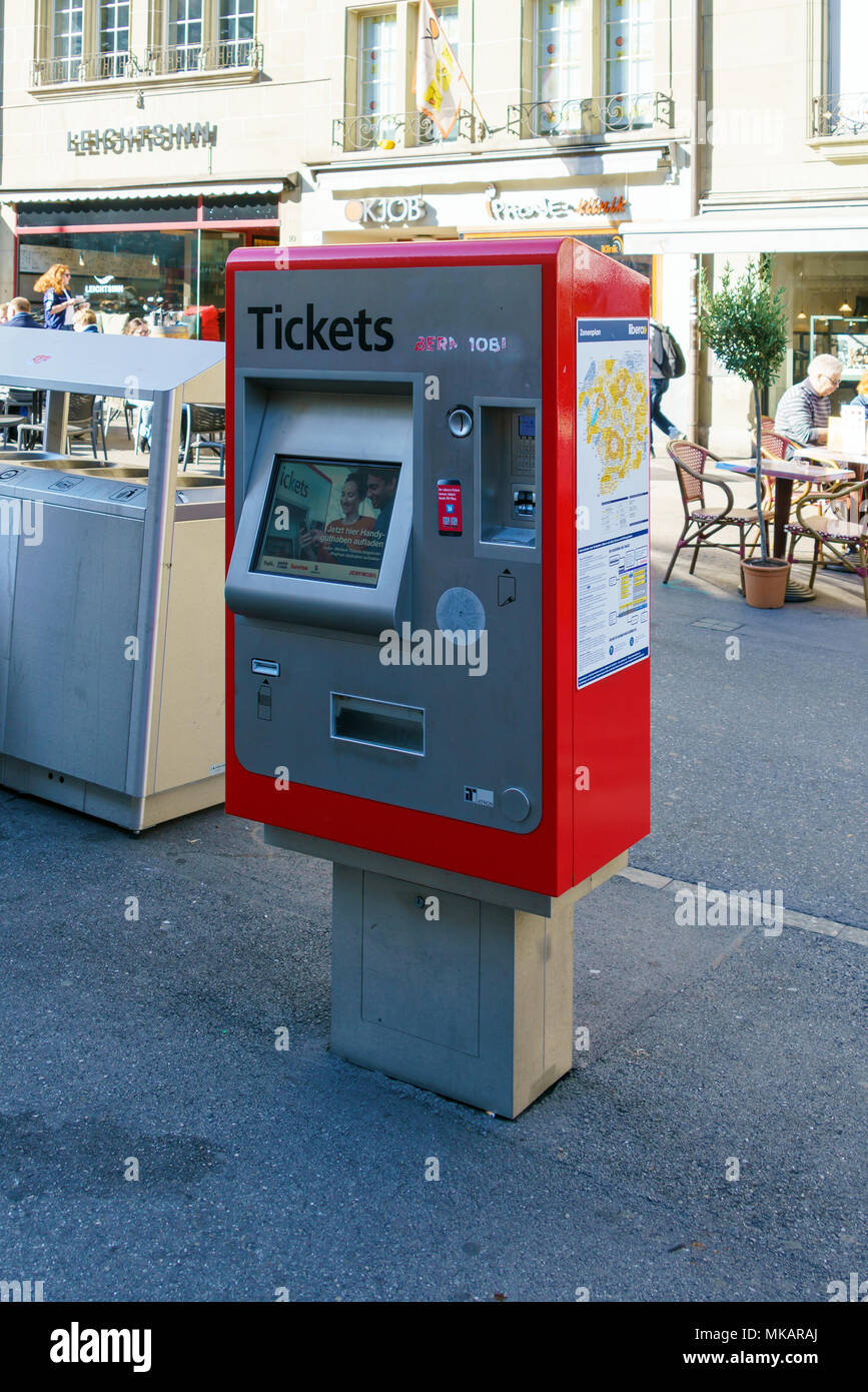 Berne, Suisse - le 17 octobre 2017 : machine automatique de billets pour  les transports publics dans le centre-ville Photo Stock - Alamy