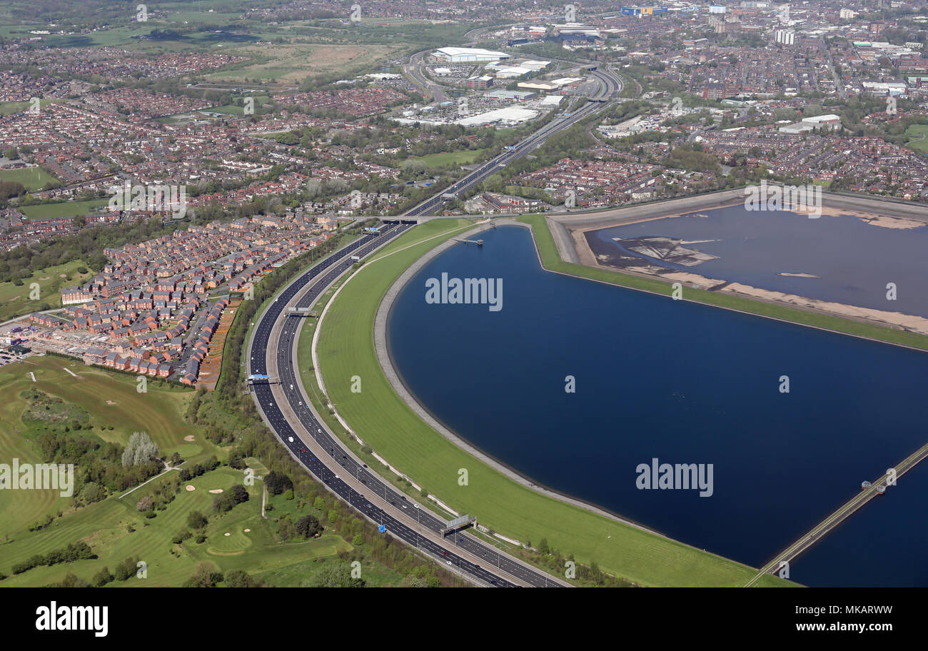 Vue aérienne de l'autoroute M60 à Audenshaw réservoir, Manchester Banque D'Images