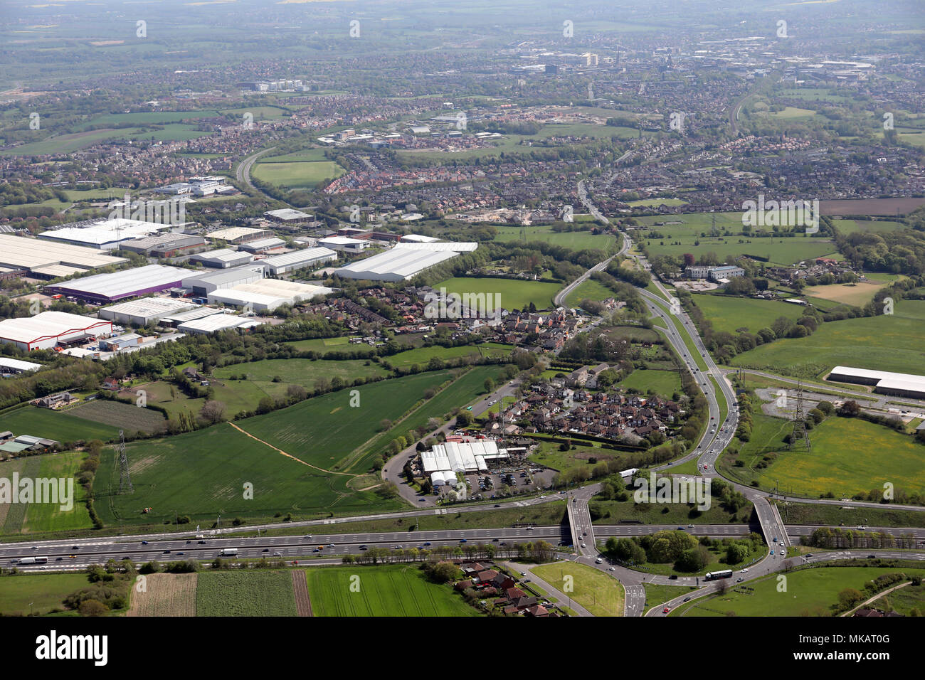 Vue aérienne de l'A650 road à partir de la jonction 41 de la M1, court dans l'Wakefield, West Yorkshire Banque D'Images