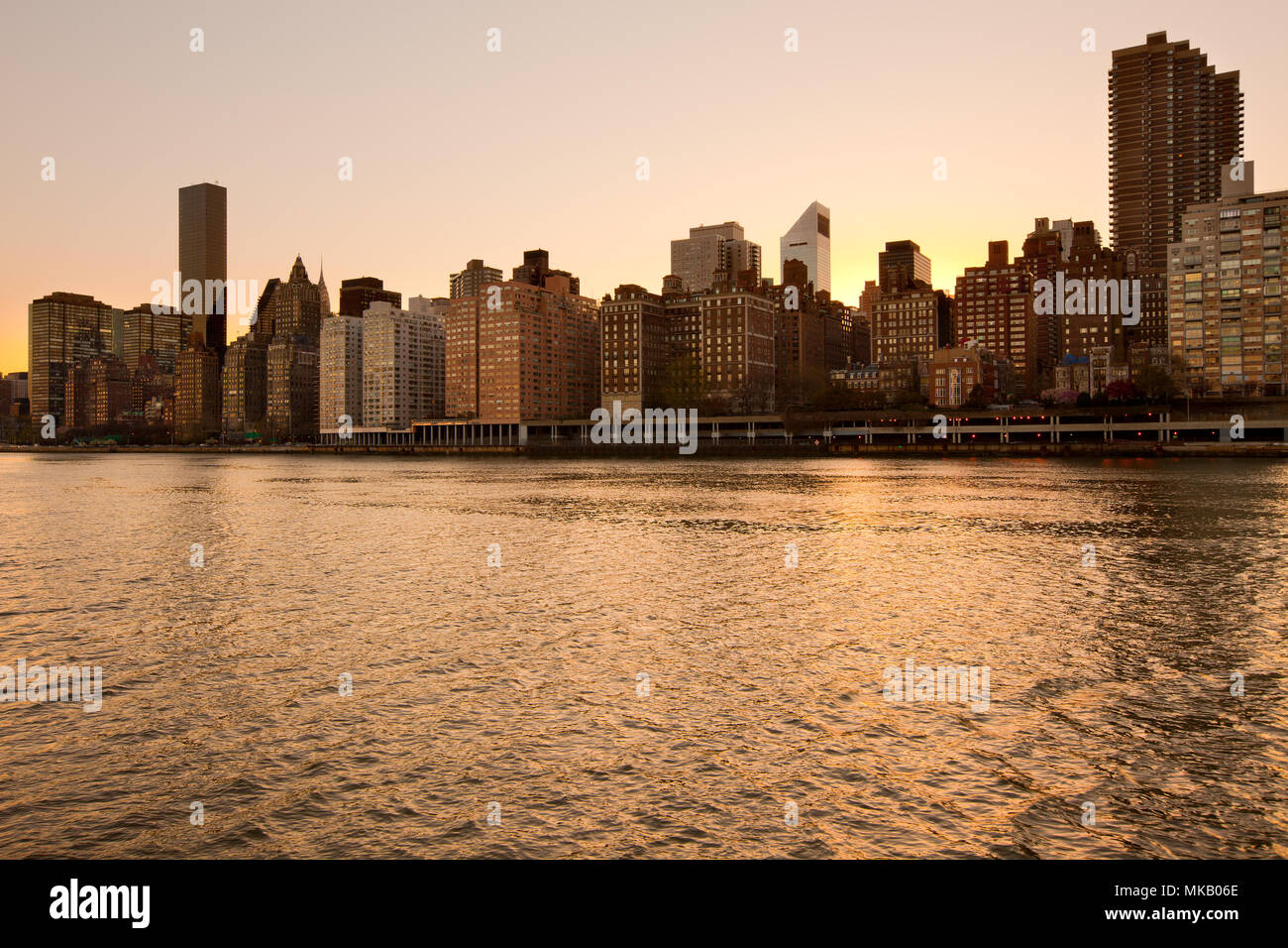 Skyline de Manhattan au coucher du soleil, New York, NY, USA Banque D'Images