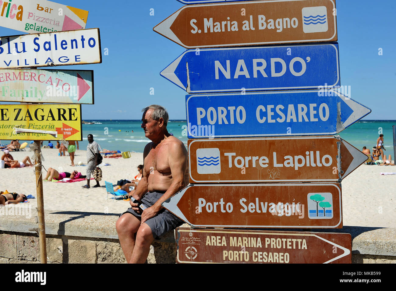 Sant'Isidoro, plage. L'Italie. Banque D'Images