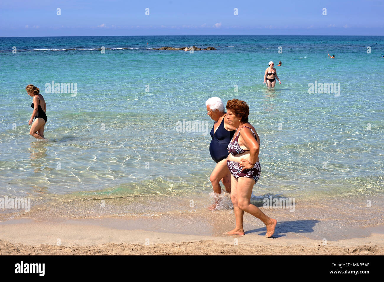 Gallipoli. baigneurs sur la plage. L'Italie. Banque D'Images
