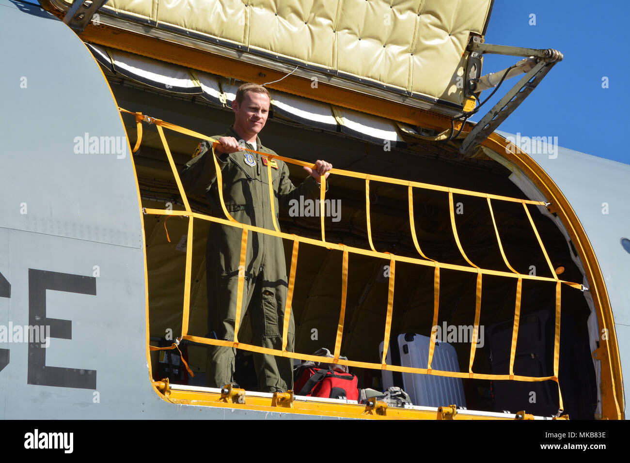 Le Capitaine Ed Burnett, 465e Escadron de ravitaillement en vol KC-135 pilote, regarde à partir de la soute d'un KC-135 sur la base aérienne d'Eglin, en Floride, le 27 novembre 2017. L'avion est passé de Floride pour l'essai de ce nouveau système de contre-mesures infrarouges de gros aéronefs. (U.S. Air Force photo/Tech. Le Sgt. Samantha Mathison) Banque D'Images