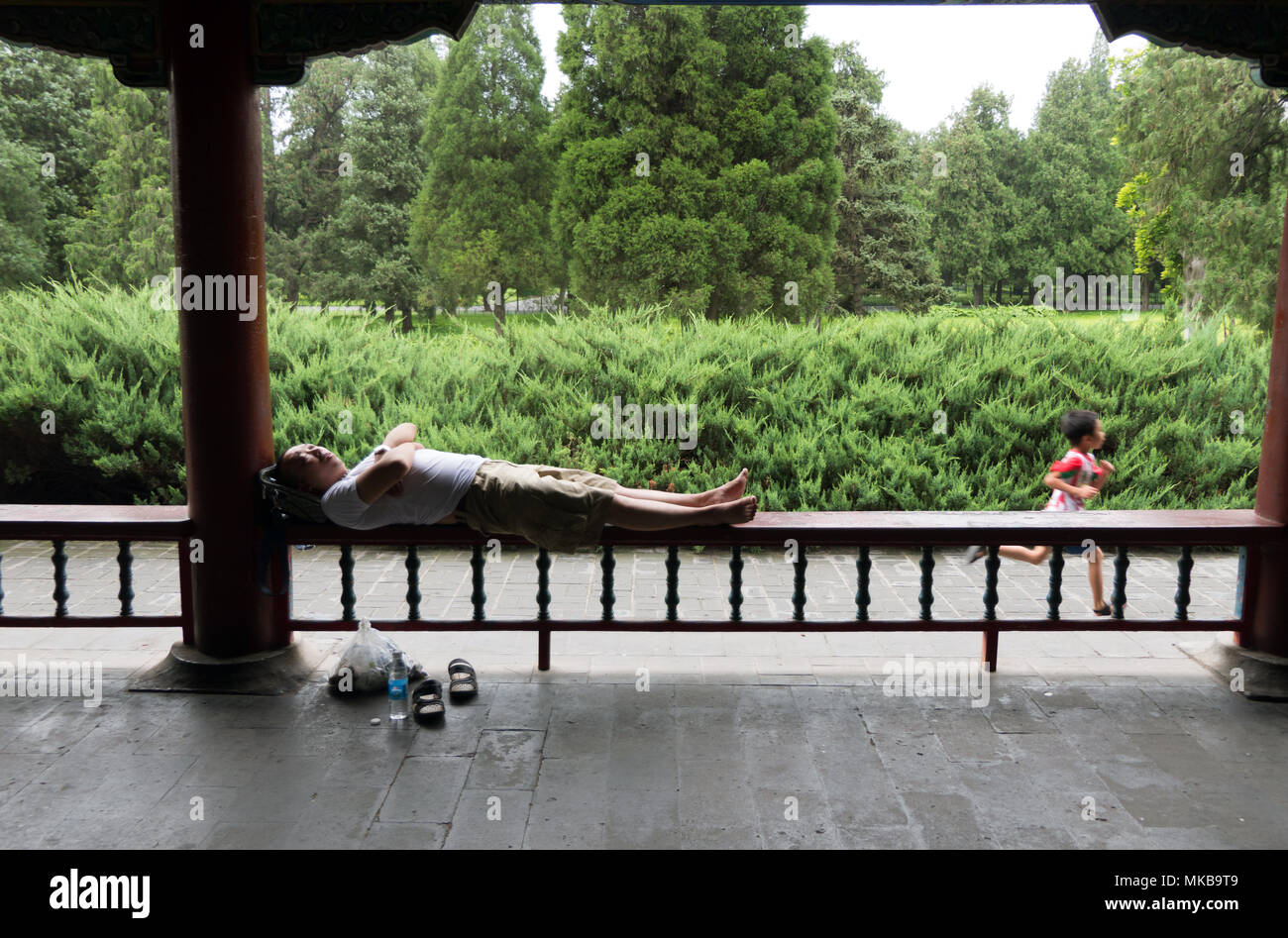 Homme chinois prenant une sieste dans le parc près du Temple du ciel, célèbre attraction touristique à Beijing, Chine, Asie Banque D'Images