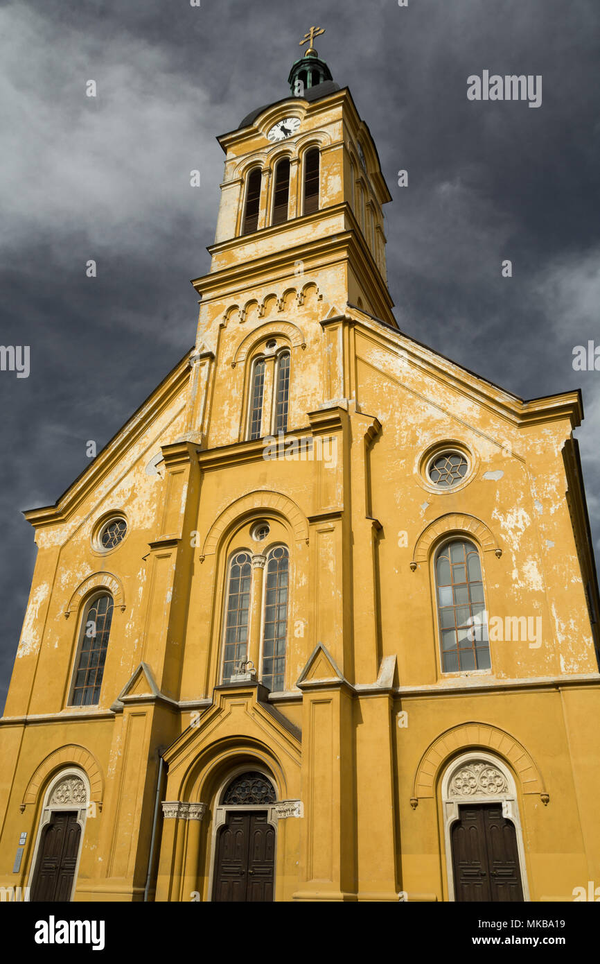 Église chrétienne low angle view avec ciel nuageux spectaculaire Banque D'Images