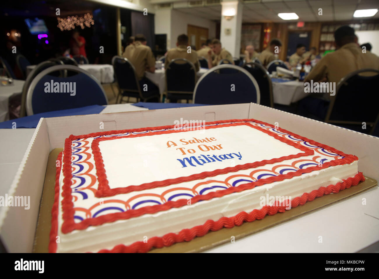 Un Gateau Est Prepare Pour Les Participants D Une Reception De La Legion Americaine Dans Le Cadre De La Semaine De La Flotte Du Port Everglades Fort Lauderdale Fl Le 3 Mai 18 Un Gateau Est Prepare Pour Les Participants D Une Reception De La Legion Americaine Dans Le Cadre De La Semaine De La Flotte Du Port Everglades Fort Lauderdale Fl Le 3 Mai 18