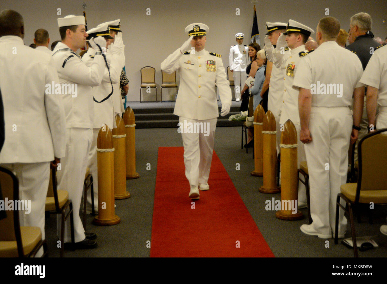 NEWPORT NEWS, Virginie (4 mai 2018) Le Cmdr. Andrew M. Cain, Commandant du USS Helena (SSN 725), est joué à terre après l'Helena's cérémonie de passation de commandement au Mariner's Museum à Newport News, Virginie Helena est en ce moment à Newport News Chantiers soumis à des activités de maintien en cale sèche la disponibilité restreinte sélectionné. (U.S. Photo par marine Spécialiste de la communication de masse de 1re classe Jeffrey M. Richardson/relâché). Banque D'Images