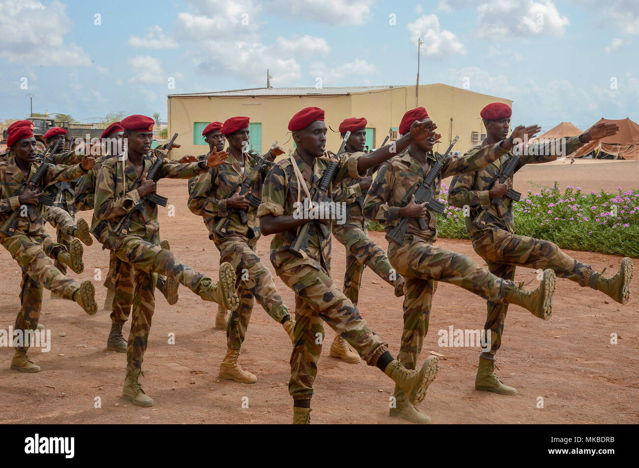 Soldats djiboutiens marcher en formation à la suite de l'aboutissant de l'exercice d'un cycle de formation de cinq semaines pour le tout nouveau bataillon d'intervention rapide (RIB), une unité d'intervention de crise de l'armée djiboutienne, sur un site à l'extérieur de la ville de Djibouti, le 3 mai 2018. Les soldats de l'armée américaine de la Compagnie Alpha, 3e bataillon du 141e Régiment d'infanterie, la Garde nationale du Texas, attribué à Combined Joint Task Force - Corne de l'Afrique menée la nervure de la formation. (U.S. Photo par marine Spécialiste de la communication de masse 2e classe Timothy M. Ahearn) Banque D'Images