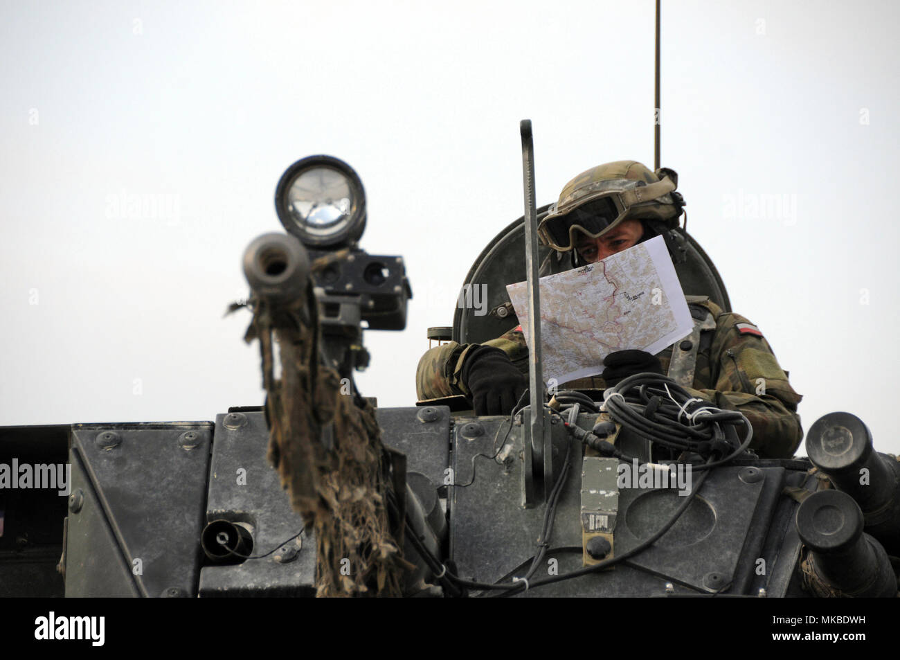 Un soldat de l'armée polonaise reviews une opération l'ordre à la suite d'une brève mission dans le domaine de formation, Hohenfels Hohenfels, Allemagne, pendant les résoudre X, 4 mai 2018. Résoudre X combiné comprend environ 3 700 participants de 13 nations à la 7ème commande d'entraînement de l'armée et du secteur d'entraînement Grafenwoehr Hohenfels, 9 avril au 12 mai 2018. Résoudre combinée est une Europe de l'armée américaine-dirigé un exercice multinational visant à donner à l'échelle régionale de l'armée affectés à l'Europe brigades de combat d'un centre d'instruction au combat de la rotation avec un joint, multinationale. (U.S. Photo de l'armée par le Sgt. Brian Sch Banque D'Images