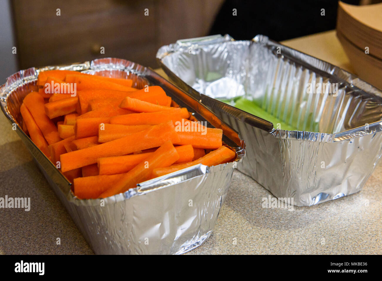 Les carottes et le céleri à folley plaques. Banque D'Images