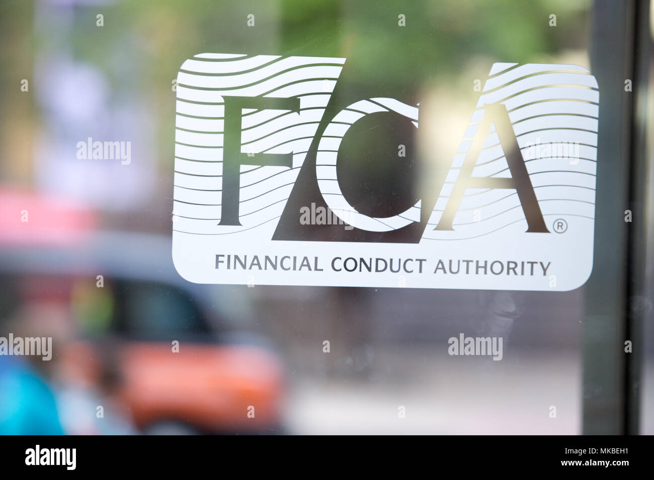 Financial Conduct Authority (FCA) bureaux, North Colonnade, Docklands, Londres. Photo montre logo corporatif sur l'entrée en verre Banque D'Images