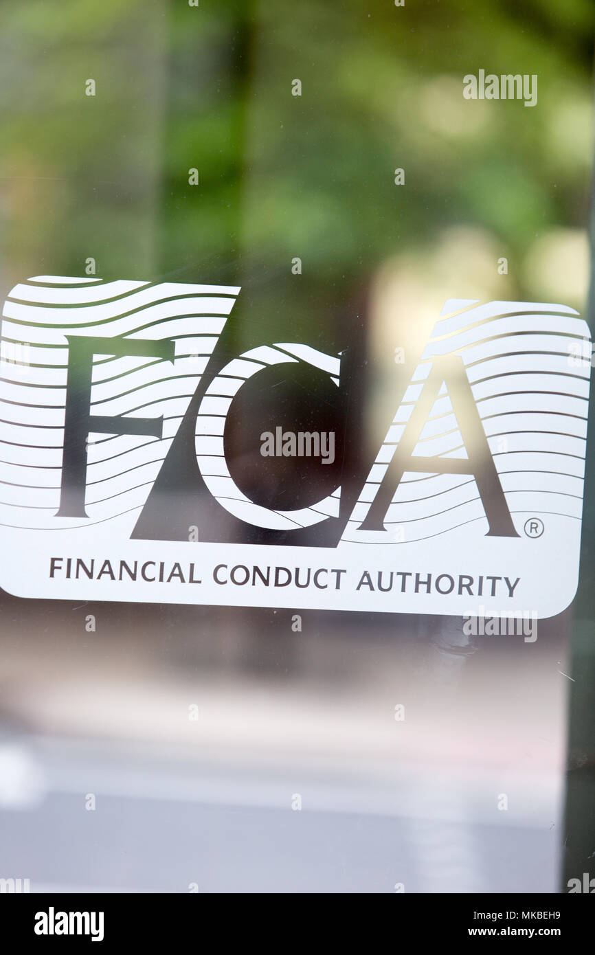 Financial Conduct Authority (FCA) bureaux, North Colonnade, Docklands, Londres. Photo montre logo corporatif sur l'entrée en verre Banque D'Images