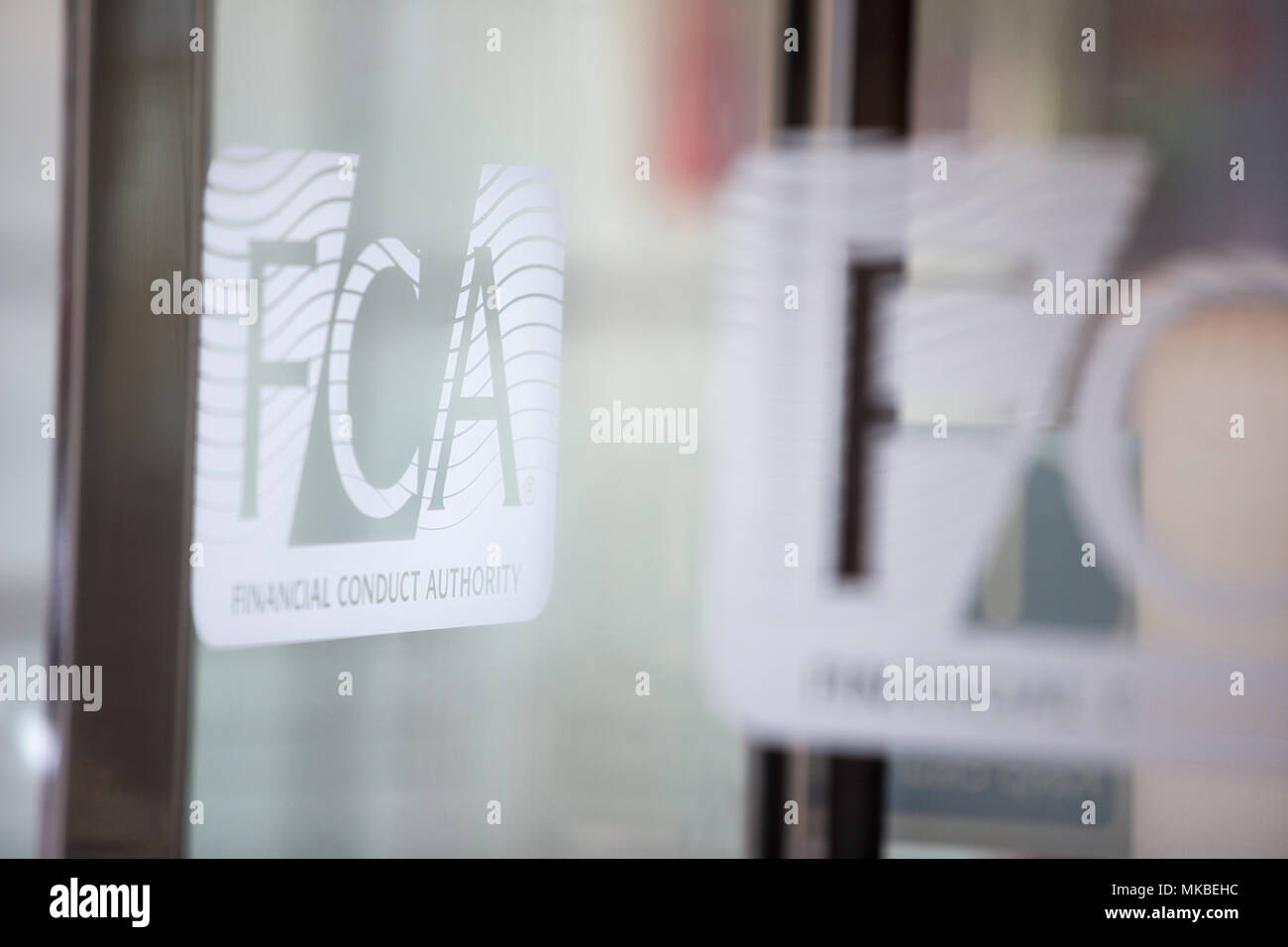 Financial Conduct Authority (FCA) bureaux, North Colonnade, Docklands, Londres. Photo montre logo corporatif sur l'entrée en verre Banque D'Images