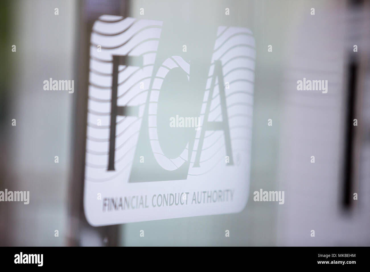 Financial Conduct Authority (FCA) bureaux, North Colonnade, Docklands, Londres. Photo montre logo corporatif sur l'entrée en verre Banque D'Images