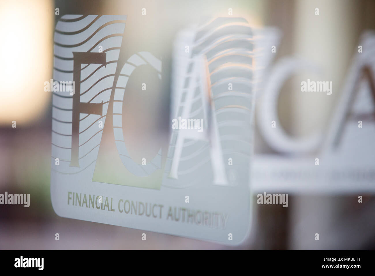 Financial Conduct Authority (FCA) bureaux, North Colonnade, Docklands, Londres. Photo montre logo corporatif sur l'entrée en verre Banque D'Images