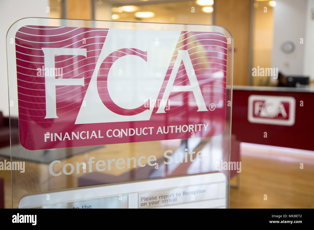 Financial Conduct Authority (FCA) bureaux, North Colonnade, Docklands, Londres. Logo de l'entreprise montrant la réception à l'étage Banque D'Images