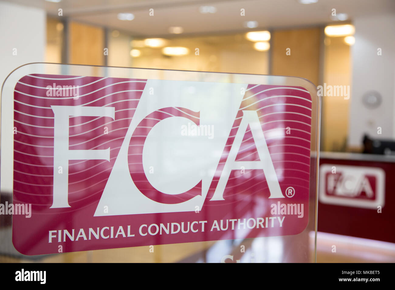 Financial Conduct Authority (FCA) bureaux, North Colonnade, Docklands, Londres. Logo de l'entreprise montrant la réception à l'étage Banque D'Images